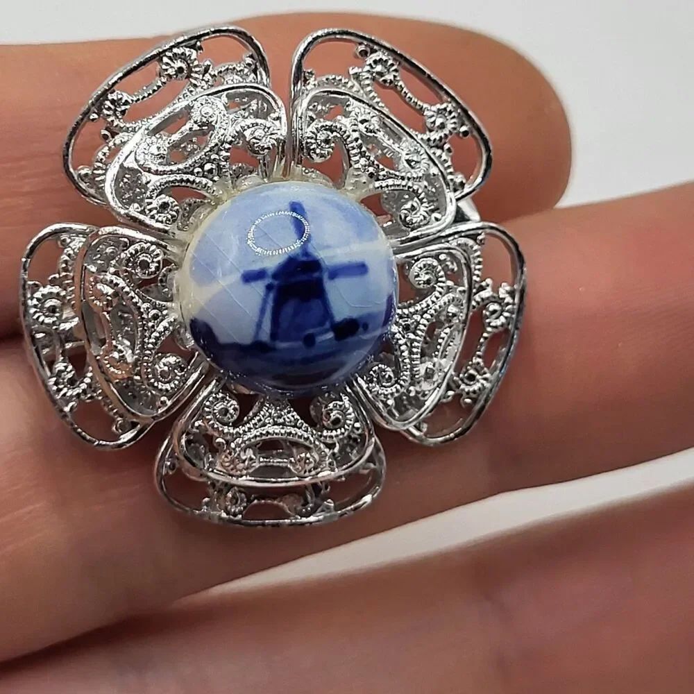 Vintage 1950’s Delf Silvertone  Filigree Porcelian Brooch 1.25in